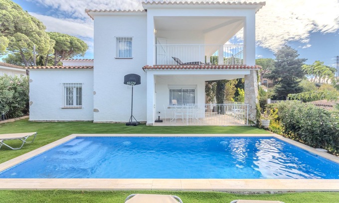 Castell-Platja d'Aro Villa | Villa 'Anna' with Sea View, Wi-Fi and Air Conditioning