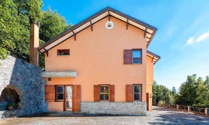 Monteluco House | Villa 'Appartamento Villa Marta' with Mountain View & Shared Garden