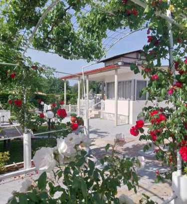 Kallikratia House | Villa Artzie. Έξοχικο με τεράστιο εξωτερικό χώρο.