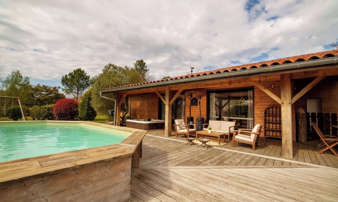 Parentis-en-Born Villa | Villa Avec Piscine et Jaccuzzi. Idéal Pour les Familles Avec Enfants !