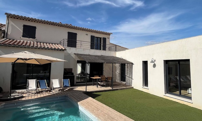 Lambesc Villa | Villa Avec Piscine en Centre de Village Provencal
