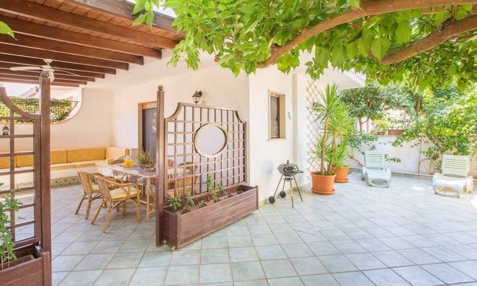 Specchiolla Villa | Villa Avion. Fenced, baby chair, outdoor shower, beach 250m away. For families.