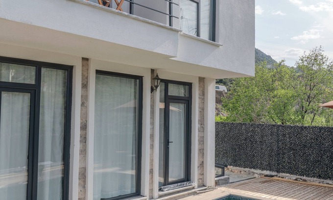 Avlana Villa | Villa Begonvilnözel havuzlu lüks villa,özel bahçe ve veranda , açık alanda masa,