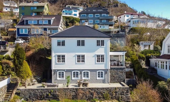 Bergenhus House | Villa Bellevue Hot Tub x EV Parking x Views