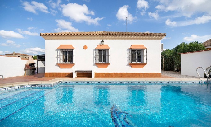 Chiclana de la Frontera Villa | Villa Casa Caramelo with Pool, Terrace, A/C & Wi-Fi