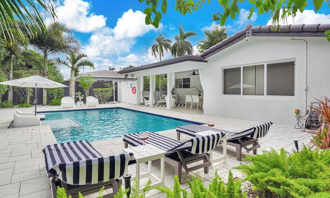 North Andrews Gardens House | Villa Cabana near beaches with heated pool