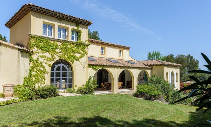 Mallemort Villa | Villa Clara luxery house on Pont Royal Golf
