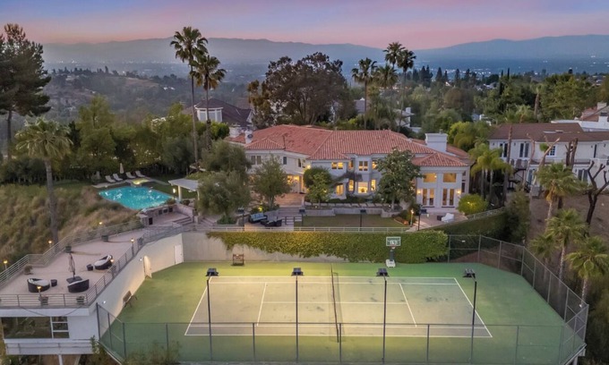Tarzana Villa | Villa Clarinda- Architect-Designed Dream Estate with Theater, & Outdoor Oasis