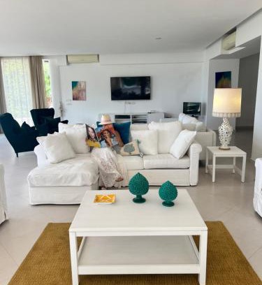 Anacapri Villa | Villa con piscina con 8 camere matrimoniali ad Anacapri, by La Canostra Capri