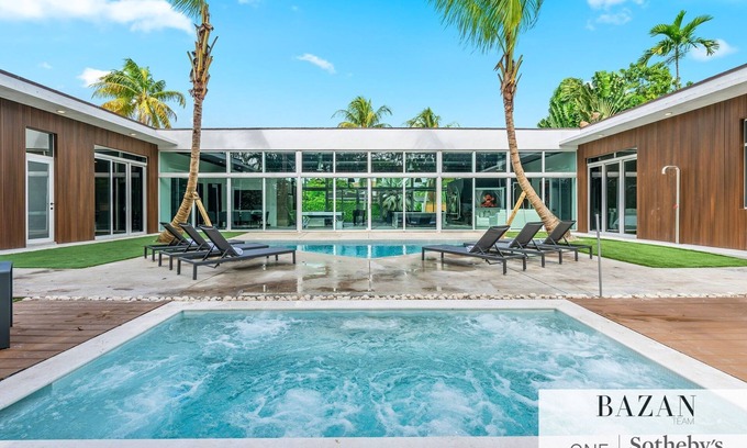 Seybold House | Villa Cristal 6 Bedroom 6.5 Bath Modern Loft 8 Total Beds 3 King 5 Queen Beds