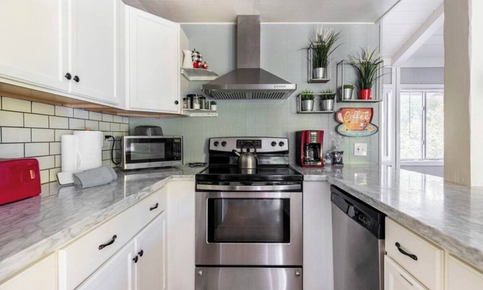Mammoth Lakes House | Villa De Los Pinos 15-Updated retreat close to town, shops, shuttle and more!