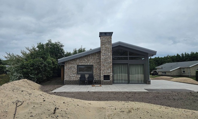 Buren House | Villa Dobbe located on the grounds of Klein Vaarwater in Buren.