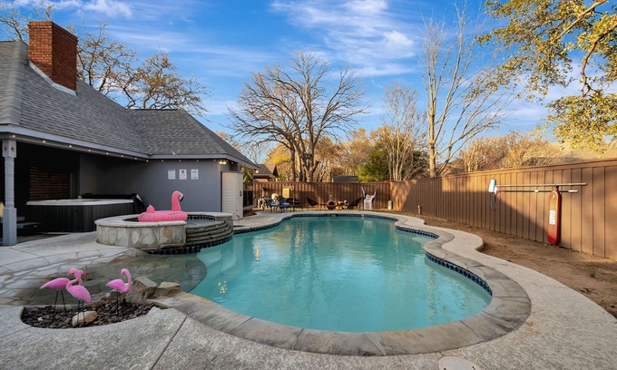North Richland Hills House | Villa D’Oro, Saltwater Pool, Hot Tub, Arcade, Foosball & Walking Trail