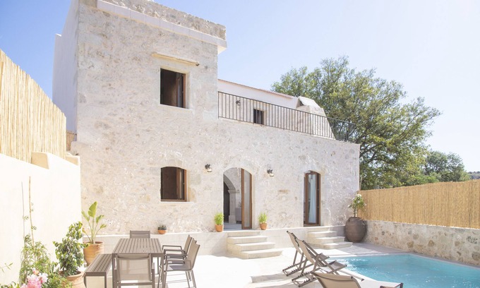 Frantzeskiana Metochia Villa | Villa Evelyn is a retreat of relaxation close to Rethymno
