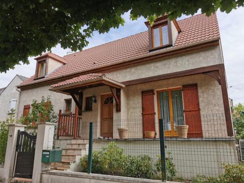 Tremblay-en-France House | Villa entière proche Aéroport CDG Disney Astérix