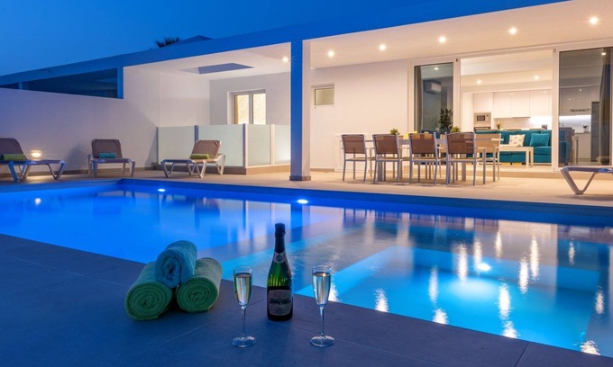 Playa Blanca Villa | Villa Esmerad by Villa Plus