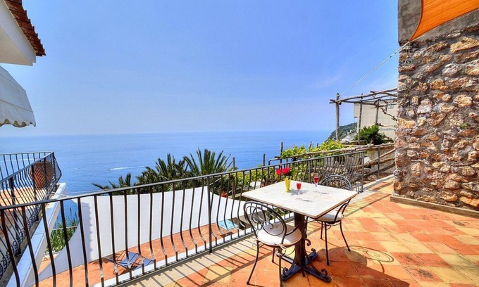 Praiano Villa | Villa Fabiola: A bright and elegant three-story villa with the fascination of the typical and ancient mediterranean houses.