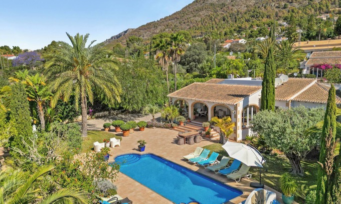 Ermita Villa | Villa 'Flores' with Private Pool, Wi-Fi and Air Conditioning