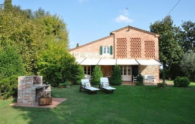 Orentano Villa | Villa Fontine by PosarelliVillas