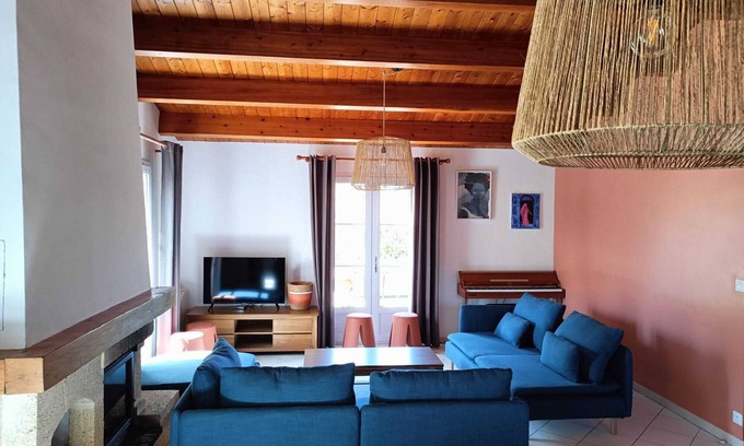 Saint-Martin-de-Re Villa | Villa for 12, Large Garden, 8-Min Walk to Beach, Saint-Martin-de-Ré