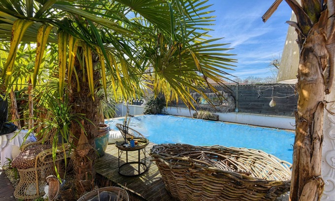 Saint-Pantaleon-de-Larche Apartment | Villa Chat L'Heureux - appartement climatisé - piscine privée
