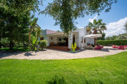 Rosa Marina Apartment | Villa Giglio with Garden and Mini Pool by Rentbeat