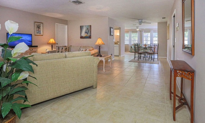 Venice Gardens House | Villa Grande - Spacious Tropical Home - Triple Lot Fenced Yard!