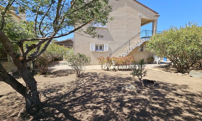 L'Ile-Rousse Apartment | Villa Graziani - Les Mimosas . Studio à 80m de la Plage, Clim, Terrasse Parking