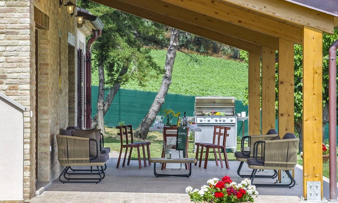 Orciano di Pesaro Villa | Villa I Gelsi 8 Marcheholiday, with infinity pool and hydromassage corner