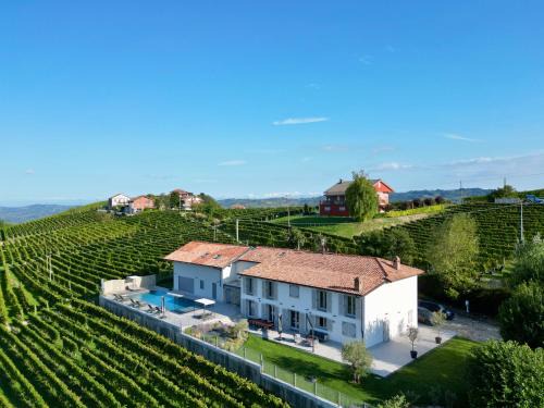 Castiglione Tinella Villa | Villa Immersa Tra Le Vigne Con Piscina Riscaldata