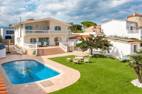Empuriabrava Villa | Villa Impresionante al Canal con Piscina