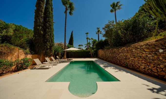 Elviria Apartment | Villa in Elviria, a retreat among palm trees, with private pool and barbecue, Marbella