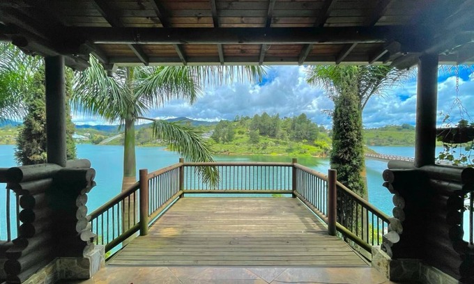 El Penol Villa | Villa in Guatape surrounded by the lake