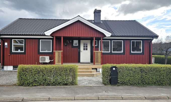 Henan House | Villa in Henån with jacuzzi, sauna & conservatory | SE09119