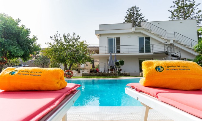 Donnalucata Apartment | Villa in Sicily with heated swimming pool and garden 100 meters from the sea