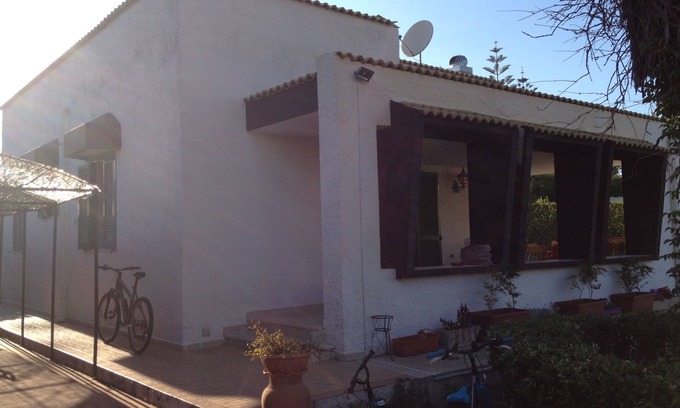 Fontane Bianche Villa | Villa with 3 bedrooms and large garden a few meters from the sea.