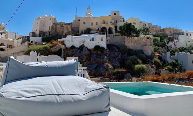 Emporio Villa | Villa Kallisti | Wonderful Courtyard Suite With Jacuzzi | Emporeio