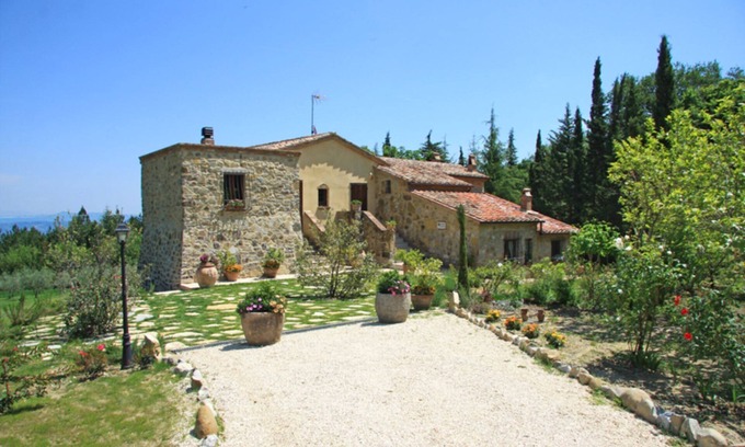 Cetona Villa | Villa La Felce, a typical Tuscan farmhouse surrounded by nature