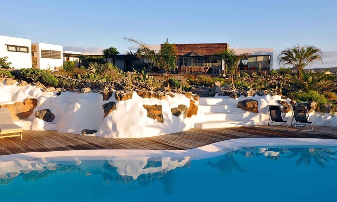 Lajares Villa | VILLA LA LAGUNA-450 m²-Heated swimming pool-Natural park view-Wifi-12 px