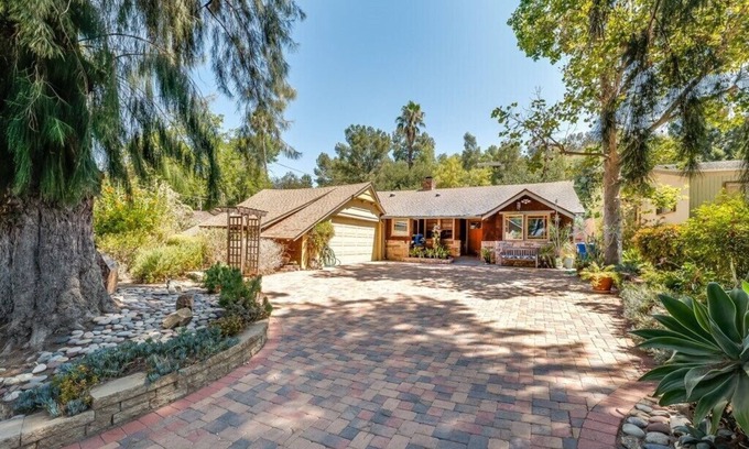 Woodland Hills House | Villa La Reforma - Newly Designed 4BR House with Pool & Garden in Los Angeles