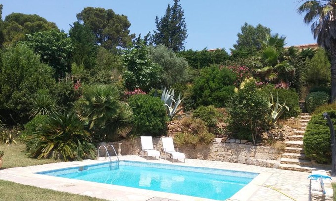 Roches Grises Bed & Breakfast | Villa Le Clos Fleuri