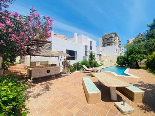 Ibiza Town House | Villa Los Robles en Playa den Bossa con Piscina Privada