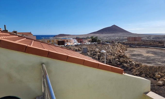 El Medano House | Villa Los Vientos only 100m to the surf beach, terrace, balcony, sea view, wifi