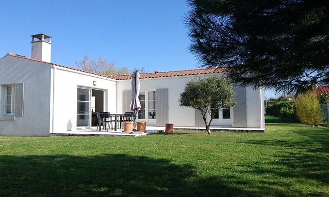 La Bree-les-Bains House | Villa Loti at La-Brée-Les-Bains - FR5SNARN
