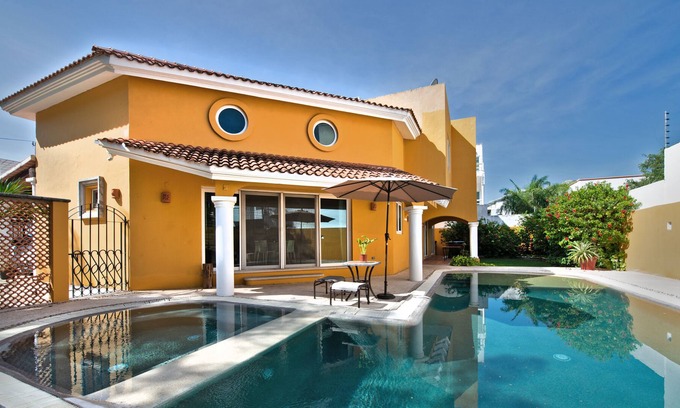 Downtown Cancun Villa | VILLA LUCIERNAGAS, SPACIOUS, PRIVATE Home with pool great location