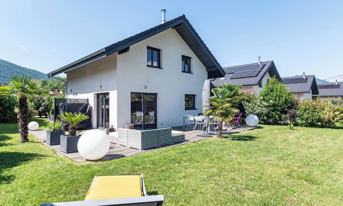 Saint-Jorioz Villa | Villa 'Maison Neuve Proche Lac D'Annecy' with Mountain View, Private Terrace and Wi-Fi