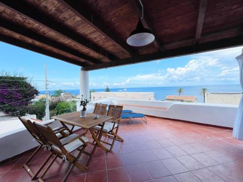 Santa Marina Salina Apartment | Villa Margherita - Appartamenti a due passi dal corso di Santa Marina Salina a 100 mt dalla spiaggia