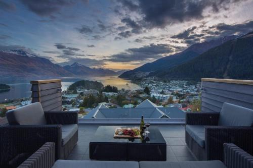 Queenstown City Centre Apartment | Villa Moana- Gas Fire- BBQ- Free Parking