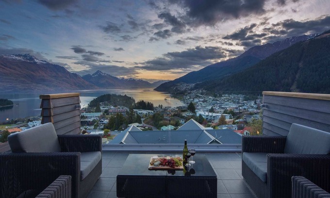 Queenstown City Centre Apartment | Villa Moana, Lake Views, Gas Fire, BBQ, Free Parking