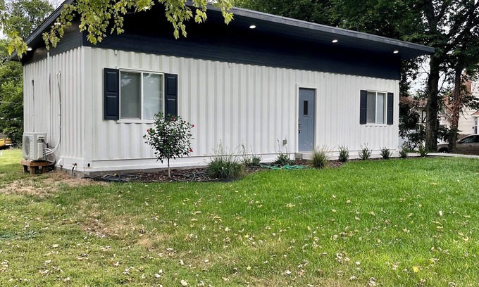 Lindsborg House | Villa Mysa-A Cozy Container Stay!